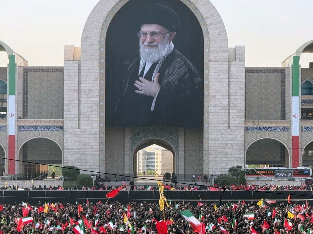مراسم وداع مردمی با پیکر شهید خامنه‌ای در مصلی تهران آغاز شد