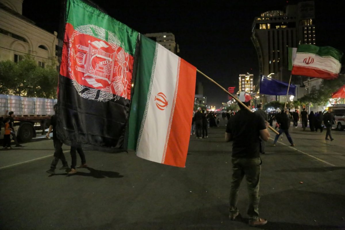 حضور میلیونی عزاداران و مهاجران افغانستانی در مراسم تشییع رهبر شهید در مشهد